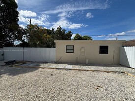 30 E 44th St in Hialeah, FL - Foto de edificio - Building Photo