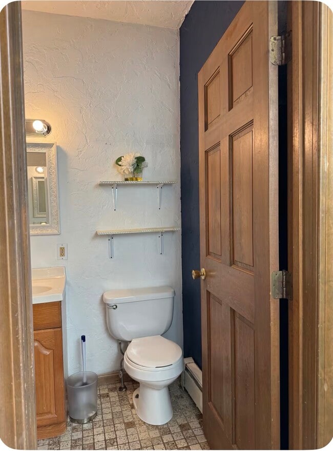 41 Hollywood St., Unit Apt 2 in Worcester, MA - Building Photo - Building Photo