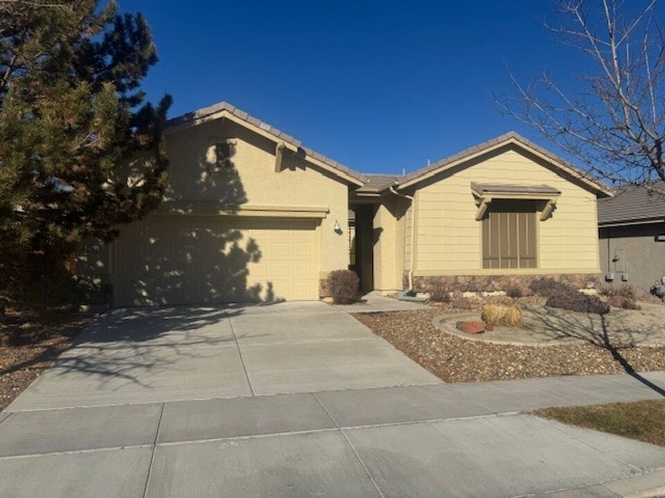 3242 10 Mile Dr in Sparks, NV - Building Photo