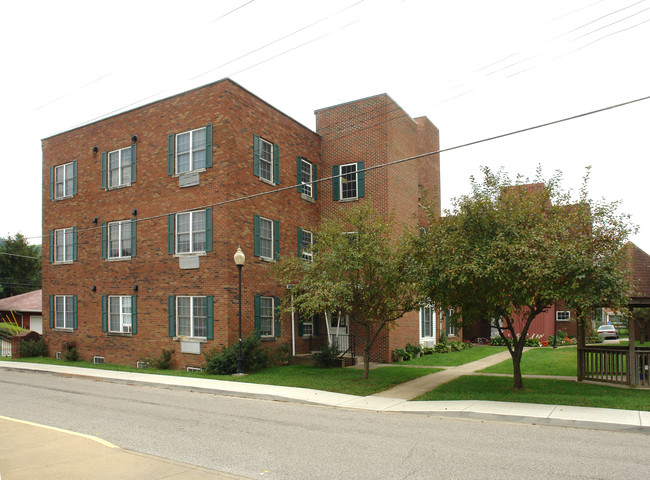 Hart House Apartments in Spencer, WV - Foto de edificio - Building Photo