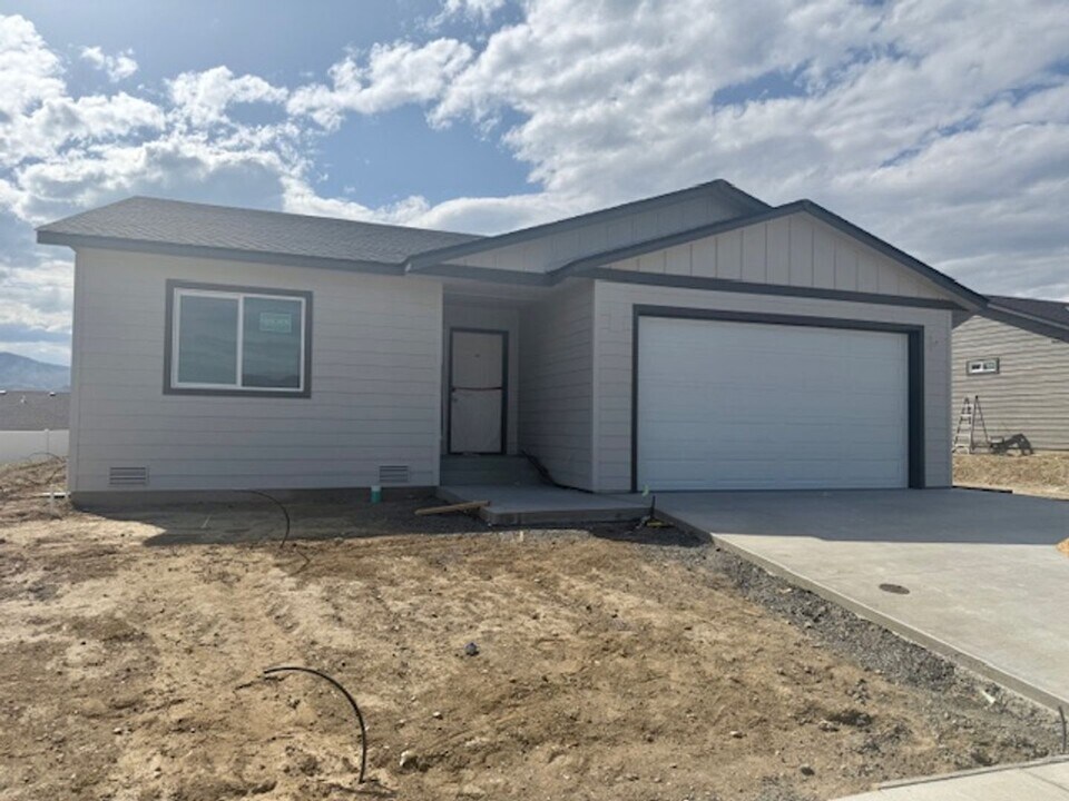 336 S Newton Ave in East Wenatchee, WA - Building Photo