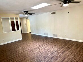 8313 E Vía De Las Flores in Scottsdale, AZ - Building Photo - Building Photo