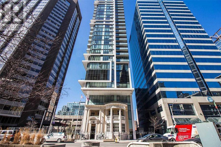 426 University Ave in Toronto, ON - Building Photo
