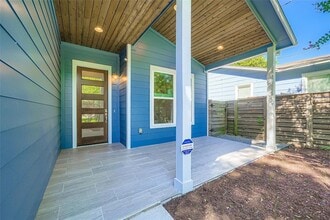 405 W Croslin St in Austin, TX - Building Photo - Building Photo