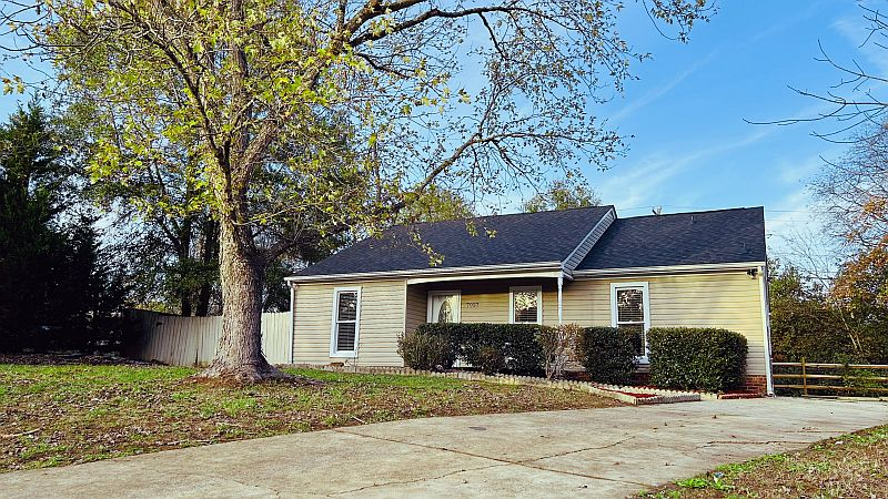 7027 Hildreth Ct in Charlotte, NC - Building Photo