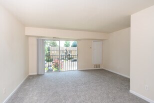 Linden Park Apartments in Triangle, VA - Building Photo