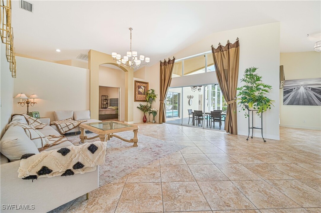 14980 Lake Olive Dr in Ft. Myers, FL - Foto de edificio