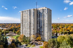 Silver Maple Court in Brampton, ON - Building Photo
