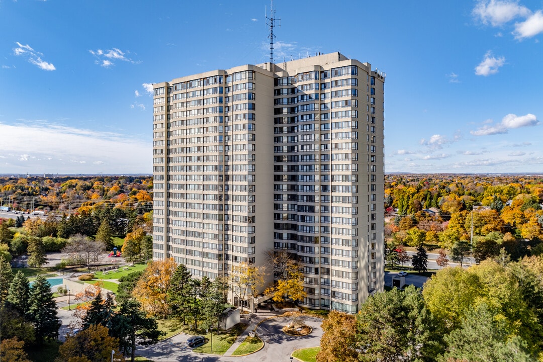 Silver Maple Court in Brampton, ON - Building Photo