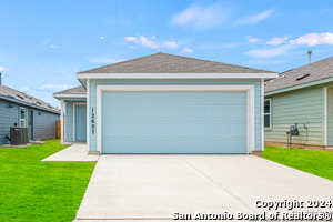 12607 Kathleen St in Saint Hedwig, TX - Building Photo