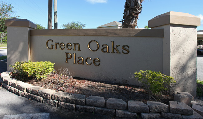 Green Oaks Place in Fort Pierce, FL - Foto de edificio - Building Photo