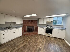 9876 SE Southworth Dr, Unit Basement Apartment in Port Orchard, WA - Foto de edificio - Building Photo