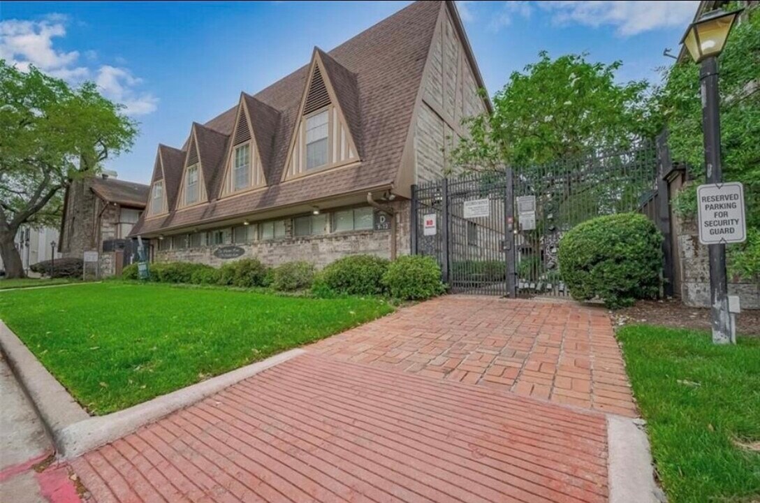 2574 Marilee Ln in Houston, TX - Building Photo