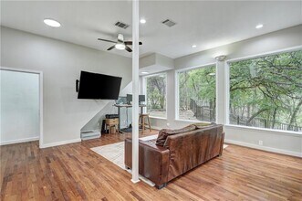 8804 Mountain Ridge Dr in Austin, TX - Foto de edificio - Building Photo