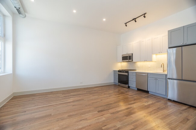 2028 N Oakley Ave in Chicago, IL - Building Photo - Building Photo