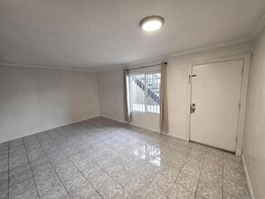 4056 Van Dyke Ave in San Diego, CA - Foto de edificio - Building Photo