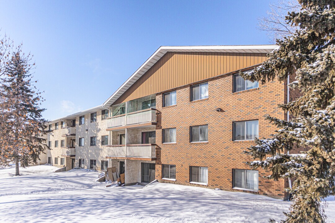 Lakewood Manor Apartments in Edmonton, AB - Building Photo