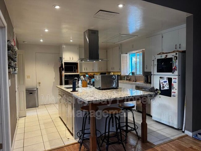 26 Via Buena Vista in Monterey, CA - Building Photo - Building Photo