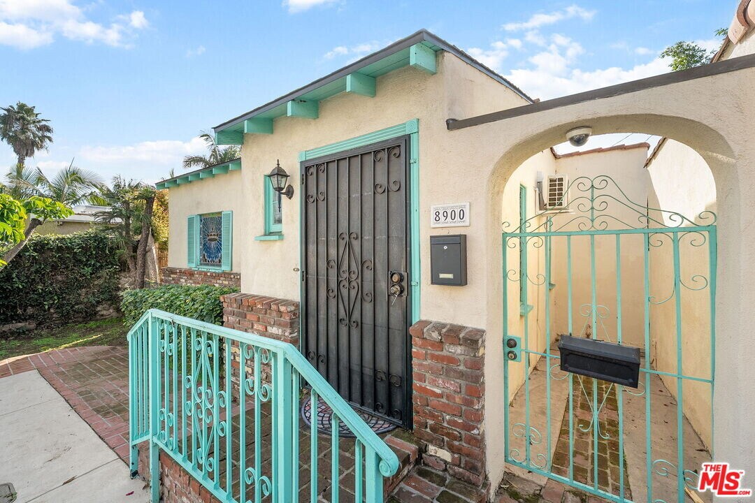 8900 Guthrie Ave in Los Angeles, CA - Building Photo