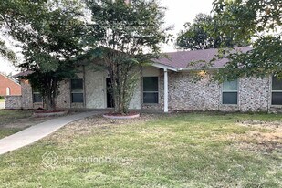 2101 Colonial Dr in Denton, TX - Building Photo