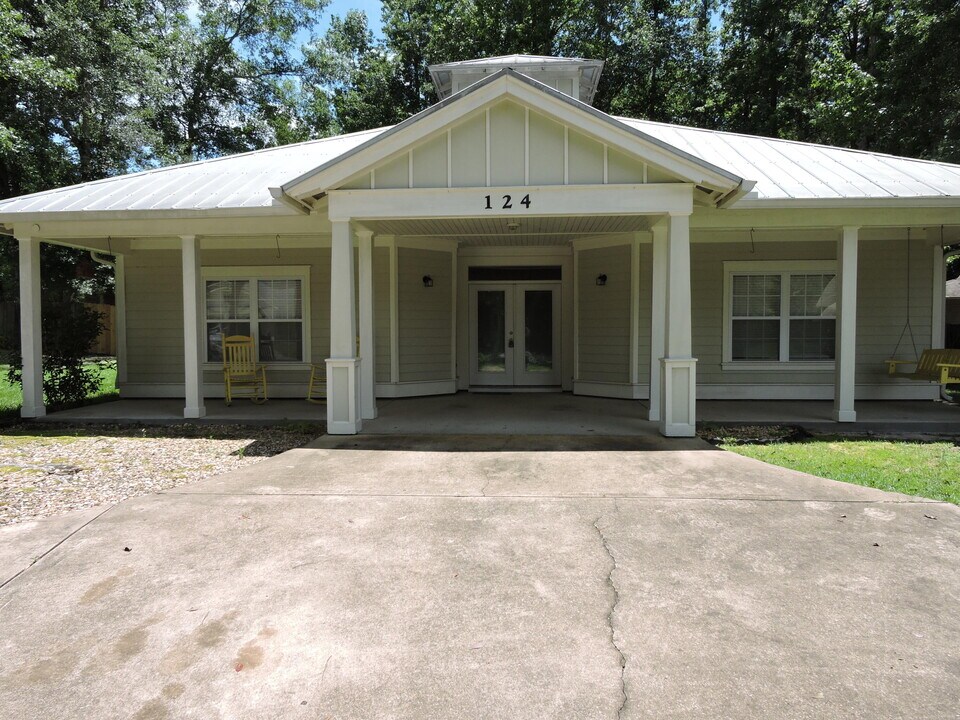 124 Fairway Dr in Crestview, FL - Building Photo