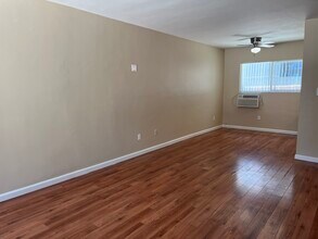 13760 Sherman Way, Unit 6 in Los Angeles, CA - Building Photo - Building Photo