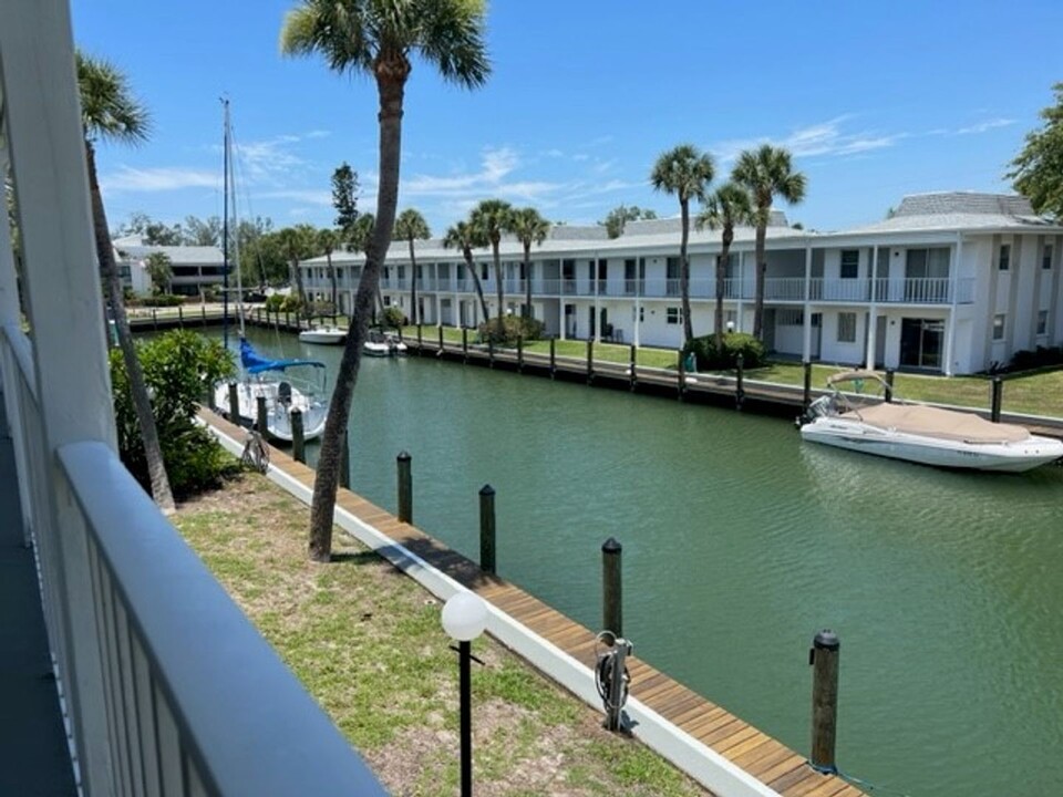 902 Gibbs Rd in Venice, FL - Foto de edificio