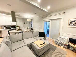 102 Buttonwood St, Unit 2BB in Boston, MA - Building Photo - Building Photo