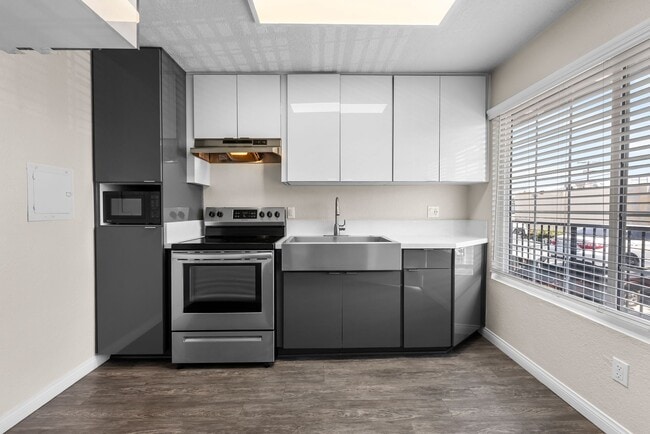 Villa Del Sur Apartment Homes in Santa Ana, CA - Foto de edificio - Building Photo