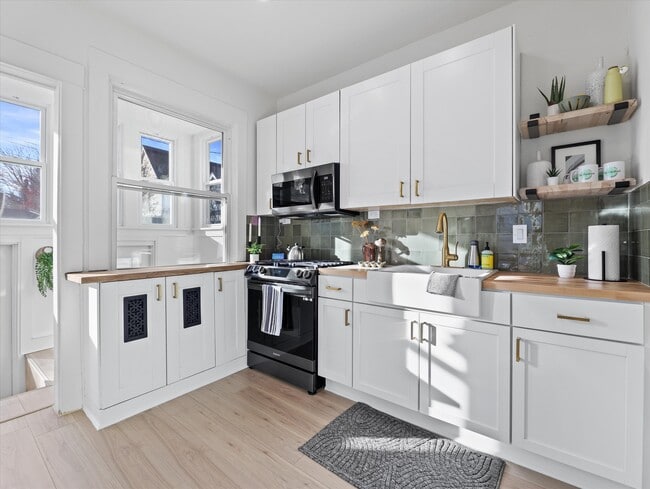 property at 1613 E Hartford Ave