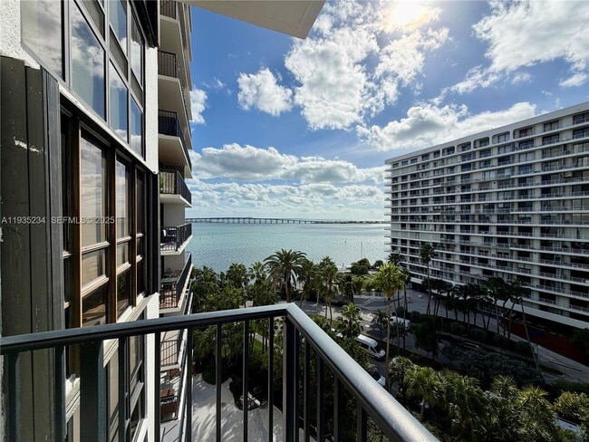 1450 Brickell Bay Dr in Miami, FL - Building Photo - Building Photo