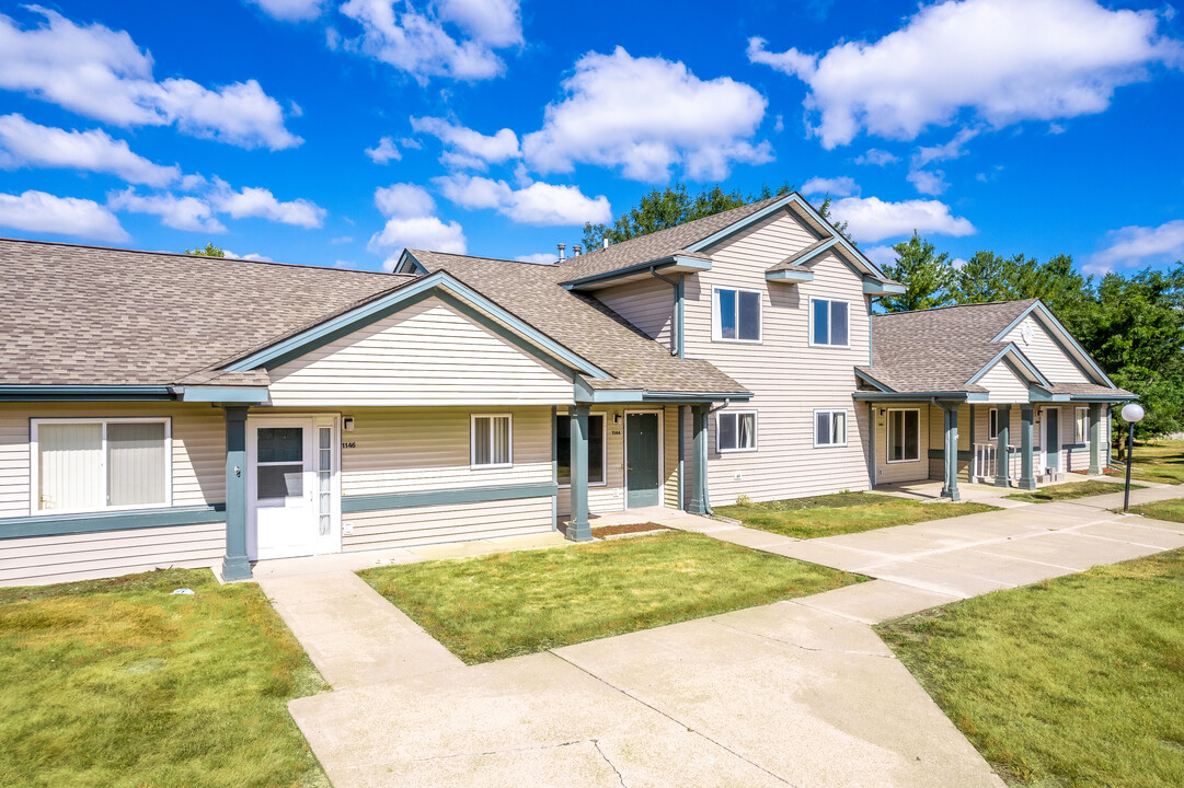 Pinewood Village Townhomes in Waukee, IA - Foto de edificio