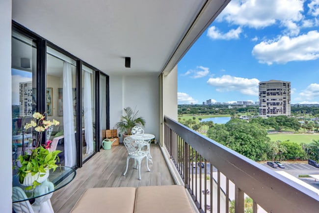 2000 Presidential Way in West Palm Beach, FL - Foto de edificio - Building Photo