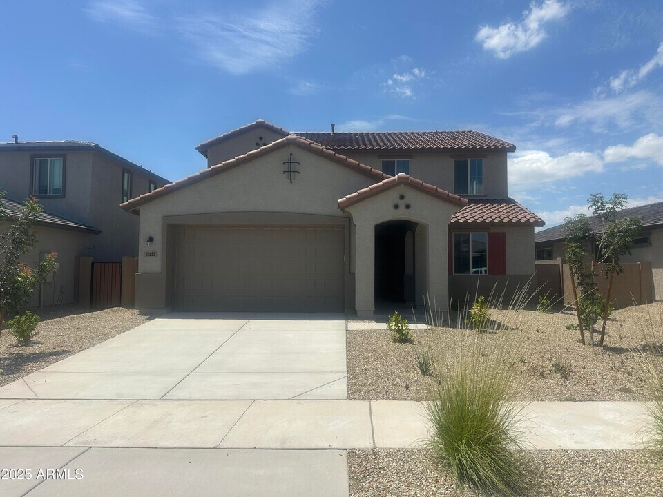 22655 W Mohawk Ln in Surprise, AZ - Building Photo