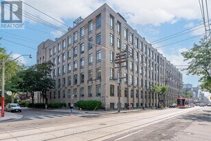 993 Queen St W in Toronto, ON - Building Photo