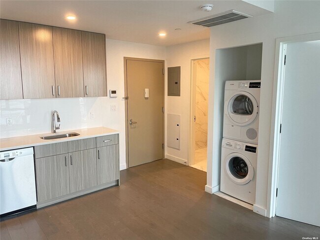 8808 Justice Ave-Unit -17 C in Queens, NY - Building Photo - Building Photo