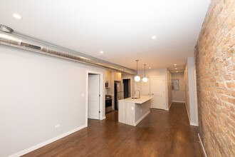 Discover Comfortable Living at Barry Quad! in Chicago, IL - Building Photo - Building Photo