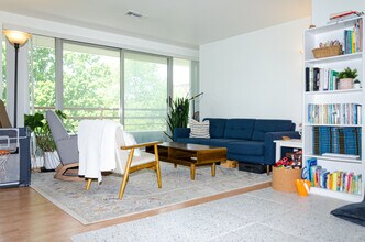 173 Oak St, Unit 401 W in Newton, MA - Foto de edificio - Building Photo