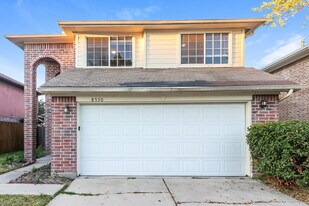 8530 Wild Basin Dr in Houston, TX - Building Photo
