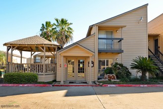 Carriage Glen Apartments in Rosenberg, TX - Foto de edificio - Building Photo