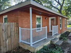 990 N McCart St in Stephenville, TX - Building Photo