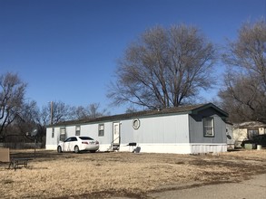 Cottonwood Estates in Junction City, KS - Building Photo - Building Photo