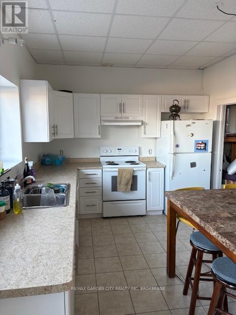 90 St Paul St in St Catharines, ON - Building Photo
