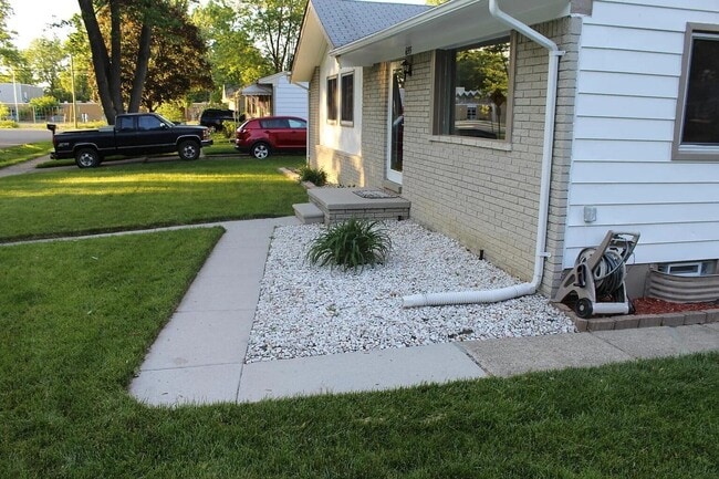 655 Robinwood Dr in Troy, MI - Building Photo - Building Photo