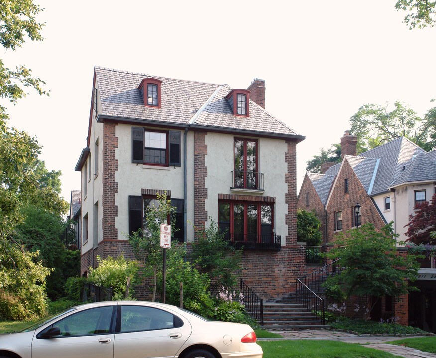 Mayfair Lane in Buffalo, NY - Building Photo