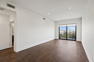 Cole Grove in Los Angeles, CA - Building Photo - Building Photo