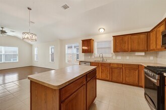 9830 Lynette Falls Dr in Houston, TX - Foto de edificio - Building Photo