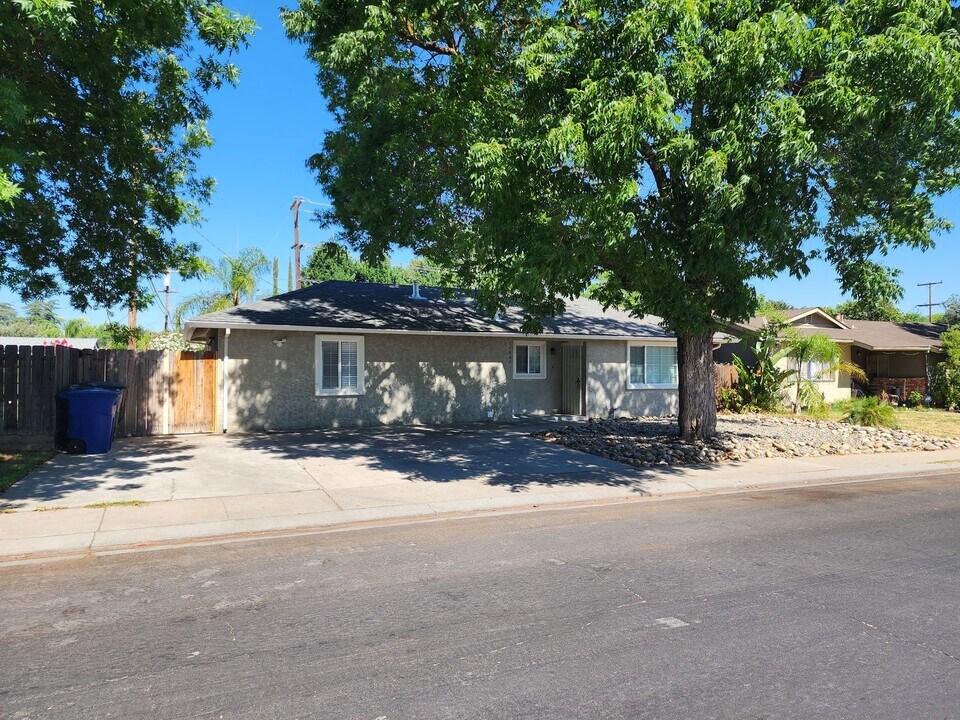 1965 Debonaire Dr in Modesto, CA - Building Photo