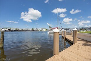 800 River Point Dr in Naples, FL - Building Photo