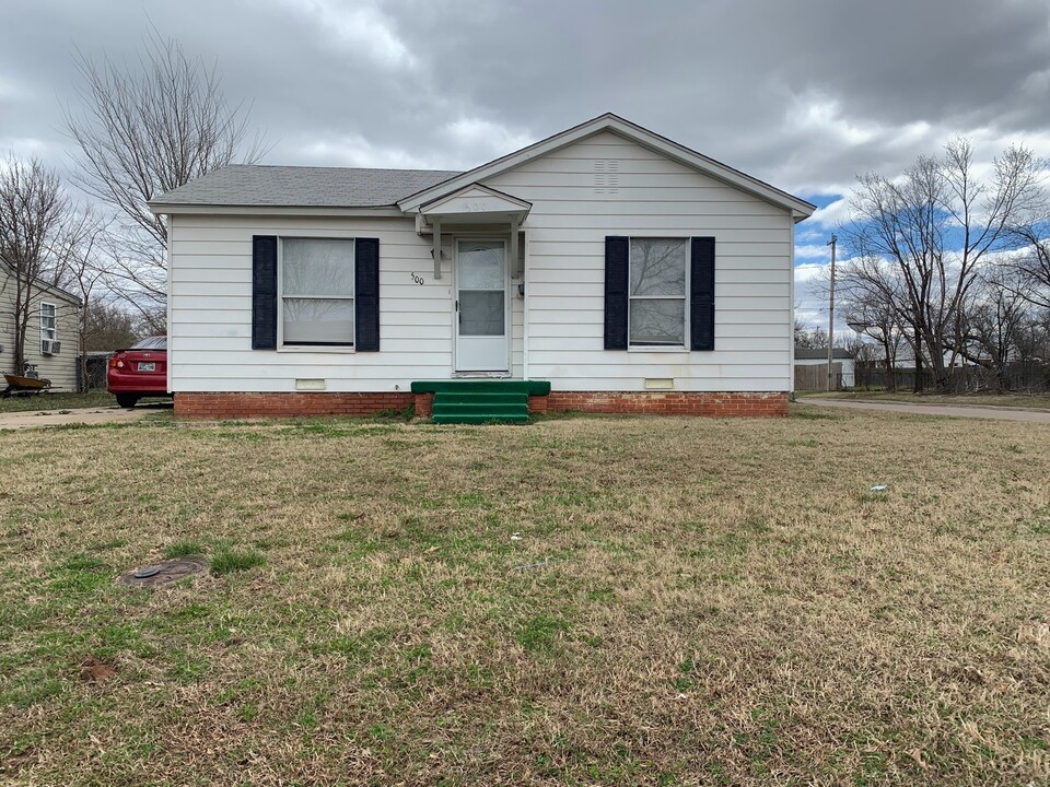 500 E Lockheed Dr in Midwest City, OK - Foto de edificio